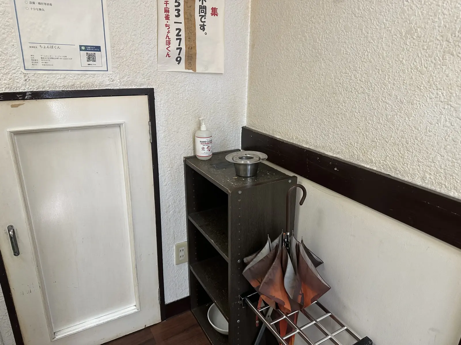 喫煙スペースの灰皿(店内は完全禁煙)